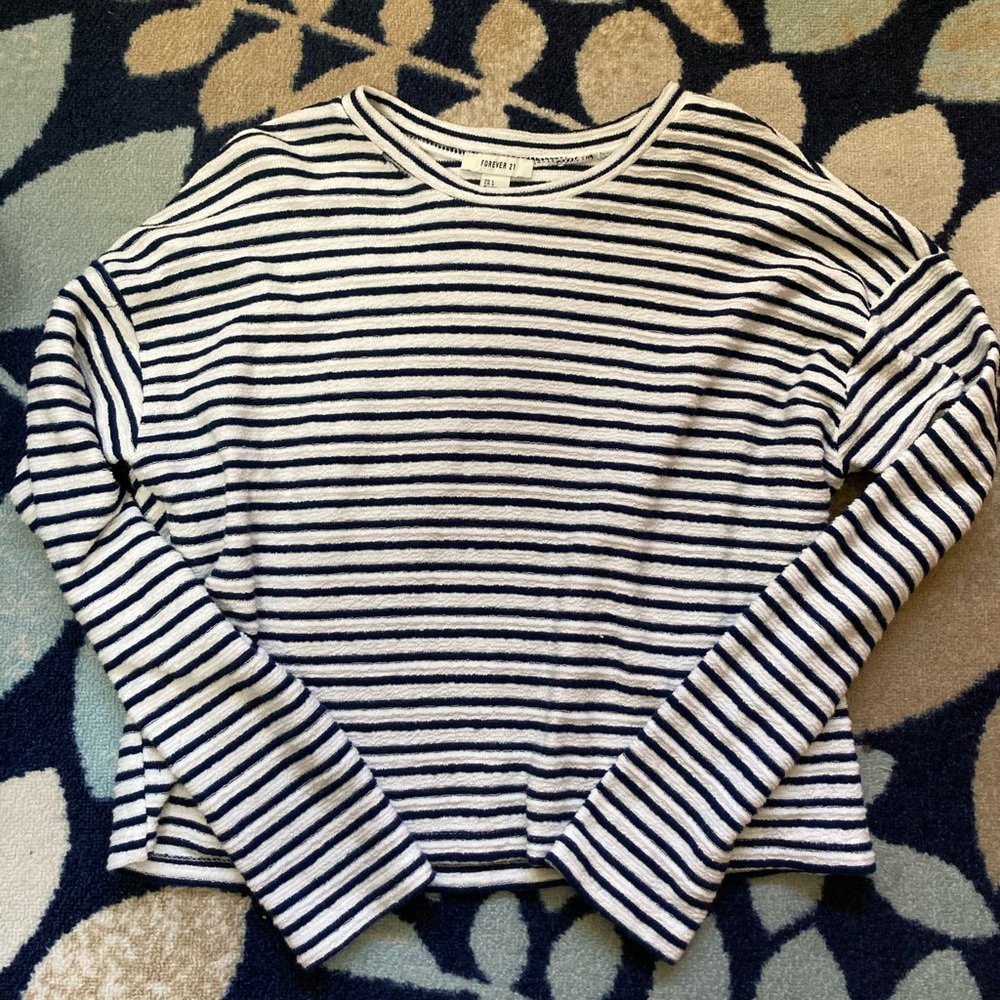 3/10! Super cute semi cropped sweater